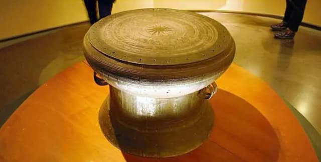 Trống đồng Đông Sơn